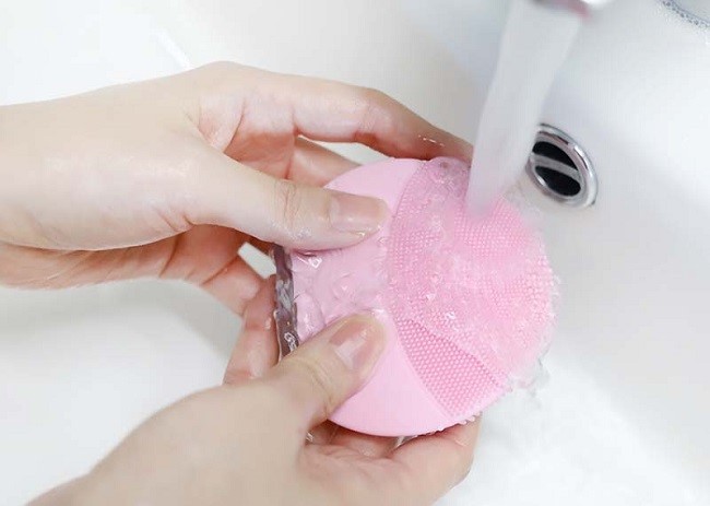 Rua-may-duoi-voi-nuoc-chay-nhe Rửa máy dưới vòi nước chảy nhẹ