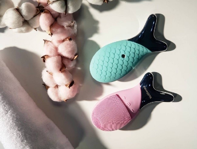Thiet-ke-may-rua-mat-Wellderma-Cleansing-Fish-kha-thu-vi-hinh-con-ca Thiết kế máy rửa mặt Wellderma Cleansing Fish khá thú vị